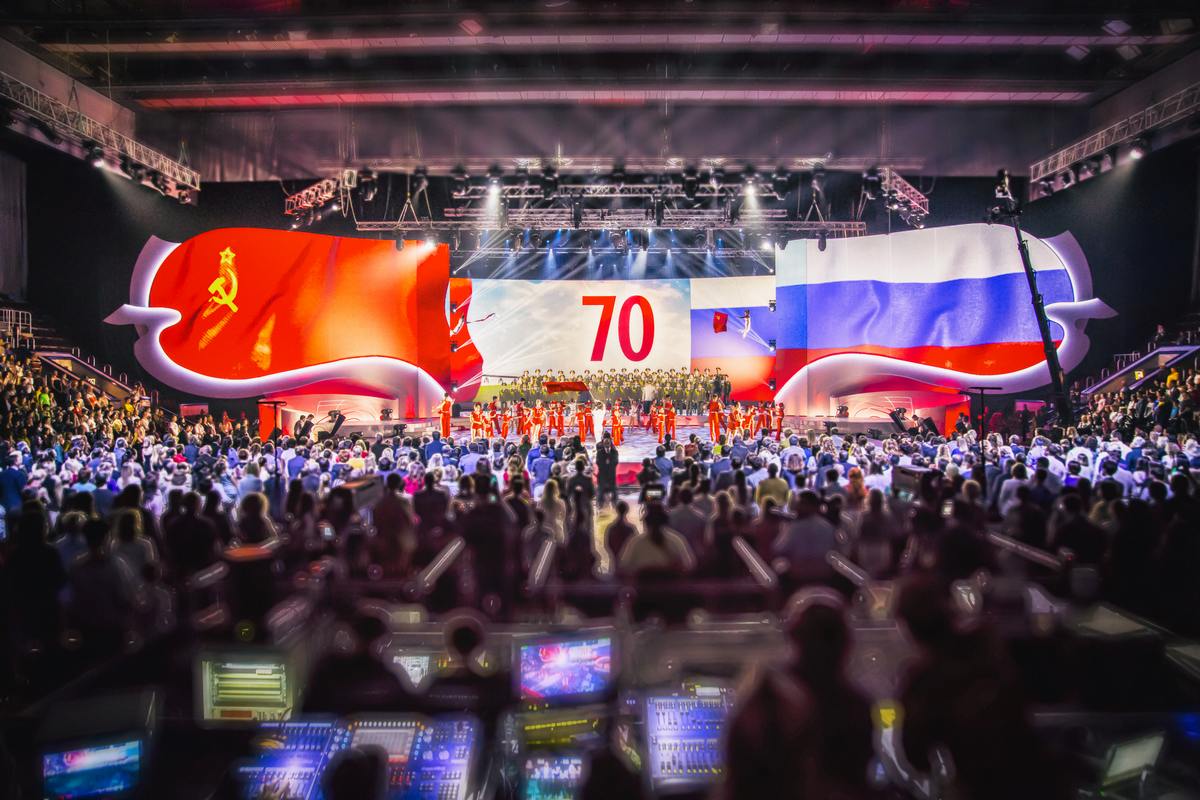 Сцена VII Благотворительного детского фестивале художественной гимнастики «АЛИНА-2015»